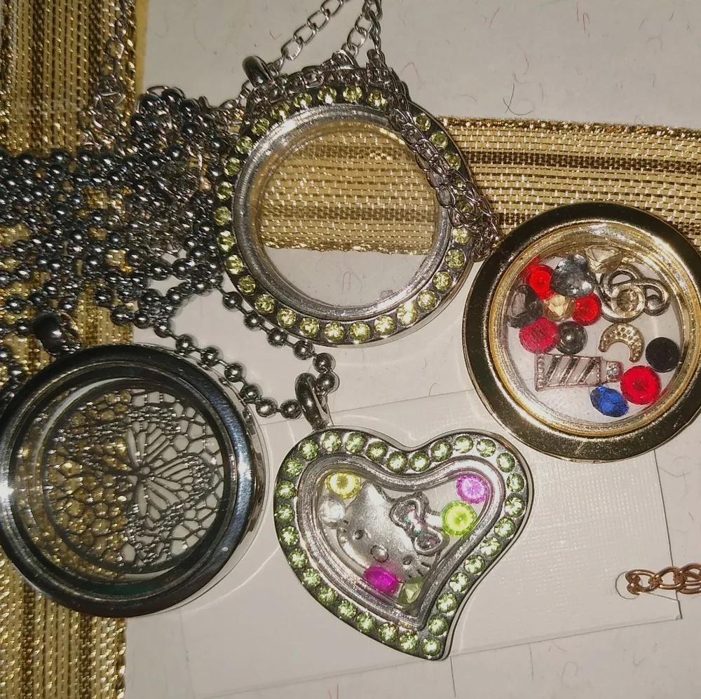 💚 Hello Kitty Story Locket Pendant   Copy - Picture 7 of 11